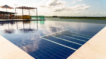 Piscina interna, funciona das 9h às 18h, guarda-sóis, espreguiçadeiras