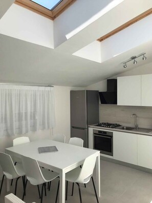 Réfrigérateur, four, plaque de cuisson, lave-vaisselle