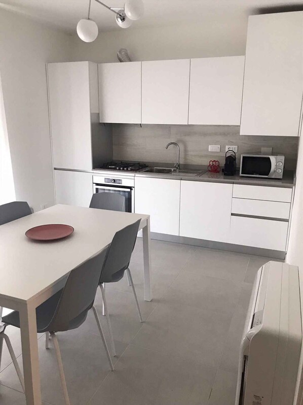 Kjøleskap, ovn, kokeplater og oppvaskmaskin