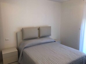 2 bedrooms, travel cot, Internet