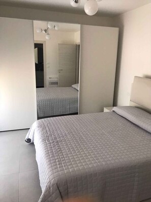 2 bedrooms, travel crib