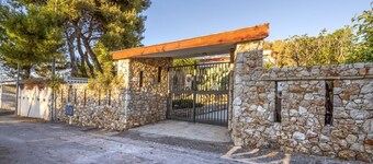 Villa Torre Leporano a stone's throw from the sea