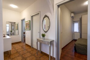 3 habitaciones, tabla de planchar con plancha, wifi y ropa de cama