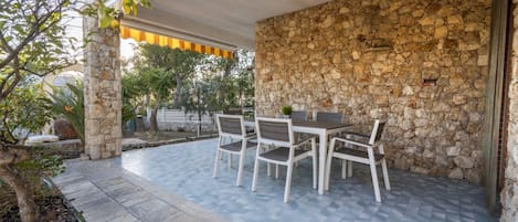 屋外ダイニングエリア