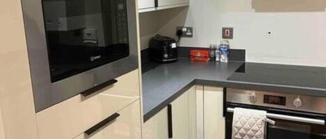 Een microgolfoven, een oven, een vaatwasser