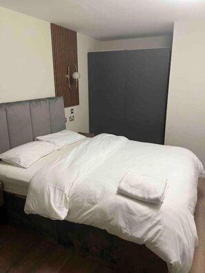 2 室のベッドルーム、アイロン / アイロン台、WiFi、ベッドシーツ