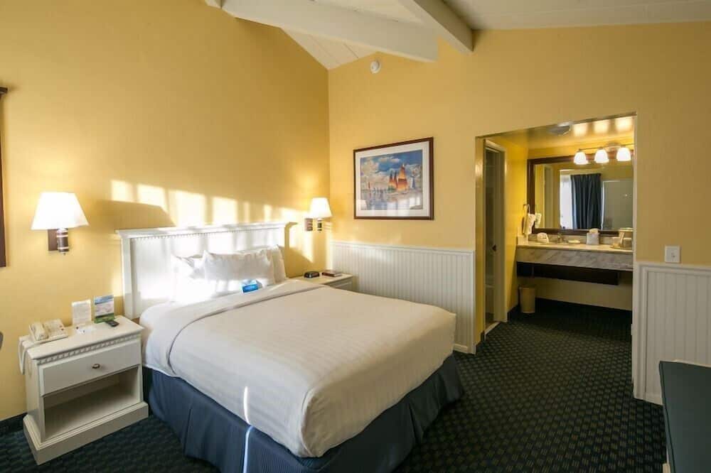Cozy Standard Queen Room Near Beach and Across Lake!
