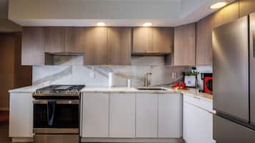 Coffee/tea maker, fridge, microwave, oven