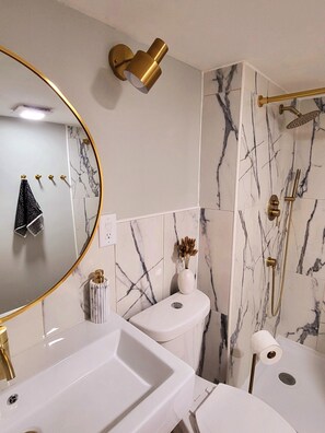 Ducha, toallas, jabón, shampoo