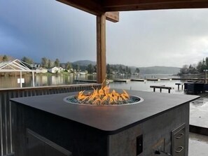 Property grounds - Dockside on Devil’s Lake, hot tub, dock, fire pits, game & family rooms, Pets OK (Lincoln City)