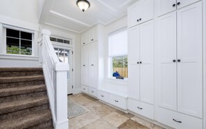 Interior - Dockside on Devil’s Lake, hot tub, dock, fire pits, game & family rooms, Pets OK (Lincoln City)