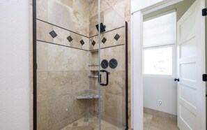 Douche, séchoir à cheveux, serviettes fournies, savon