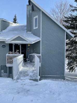Exterior - Ski-On Stratton Slopeside. Walk to the village, slopes or just enjoy the fire.
(Stratton)