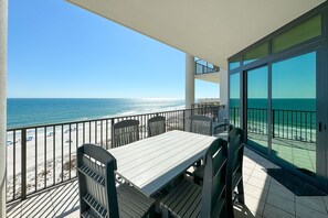 Outdoor dining - LUXURY BEACHFRONT CONDO, LAZY RIVER & MULTIPLE POOLS, TENNIS/BASKETBALL | BEACHBALL PROPERTIES (Orange Beach)