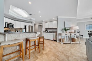 Fridge, microwave, oven, stovetop - LUXURY BEACHFRONT CONDO, LAZY RIVER & MULTIPLE POOLS, TENNIS/BASKETBALL | BEACHBALL PROPERTIES (Orange Beach)
