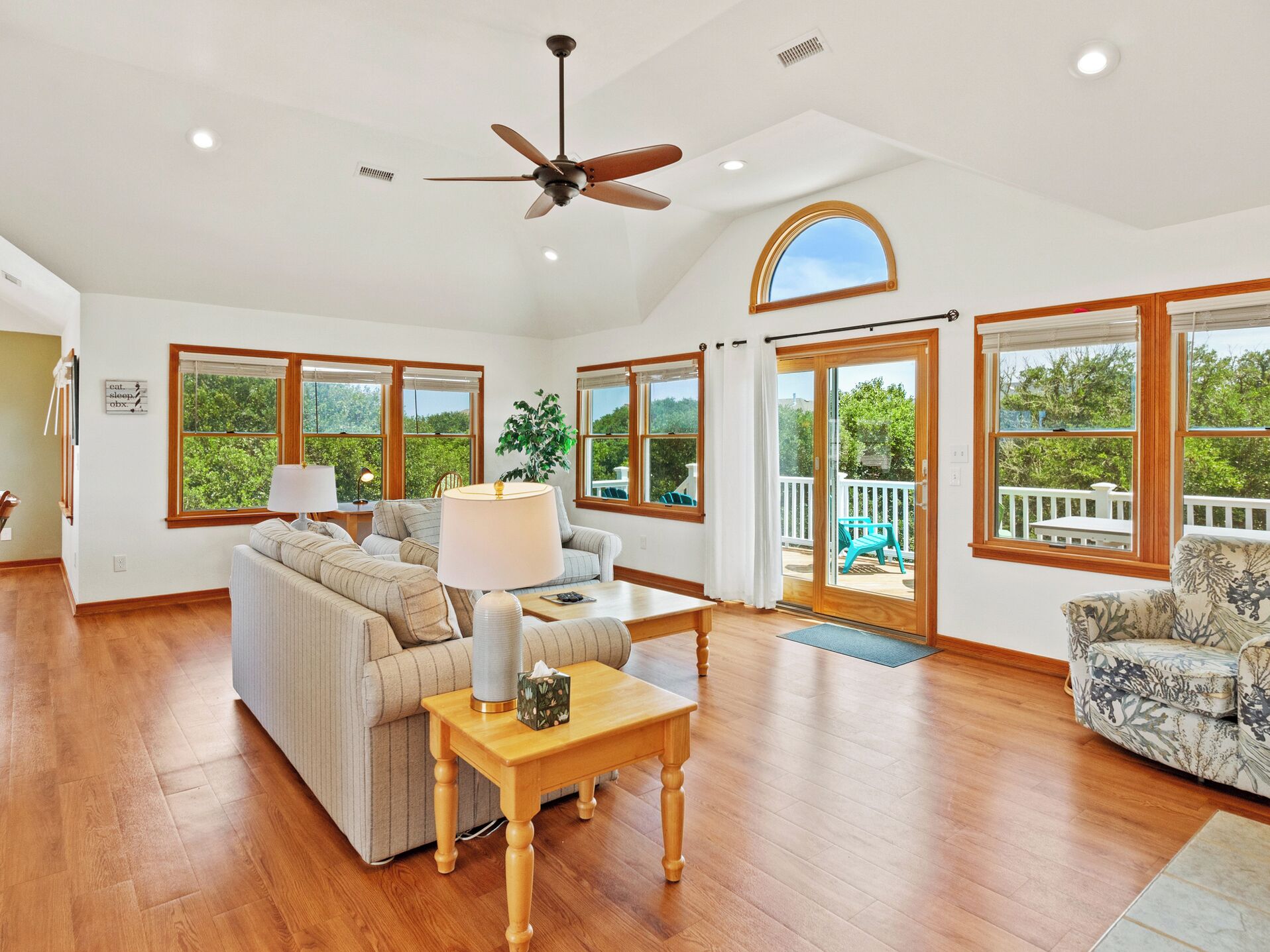 Télévision, cheminée, baby-foot