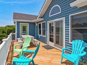 Outdoor dining - Laughing Duck: Pool, Walk Beach & Town, Dog-Friendly (Duck)