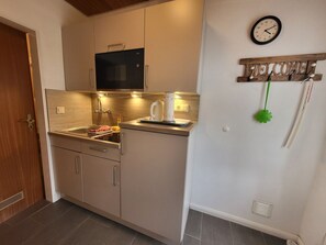 Réfrigérateur, four à micro-ondes, surface de cuisson, lave-vaisselle