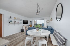 Télévision, lecteur de DVD, livres