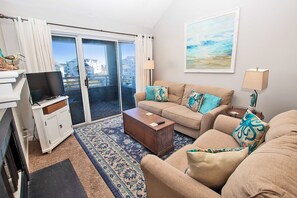 Een televisie en een open haard