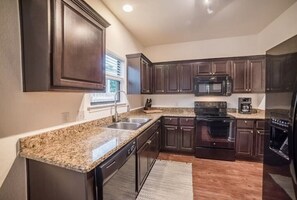 Lave-vaisselle, tables à manger