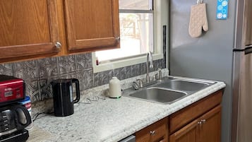 Cafeteira/chaleira, geladeira, micro-ondas, fogão
