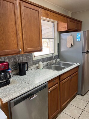 Kjøleskap, mikrobølgeovn, ovn og kokeplater