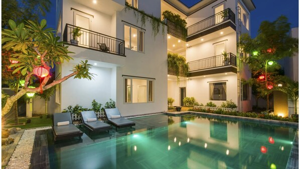 Outdoor pool, pool loungers