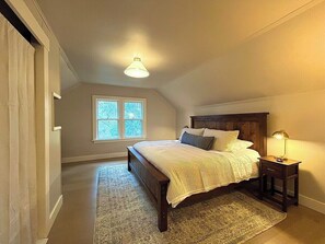 3 habitaciones, escritorio y tabla de planchar con plancha