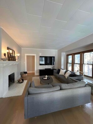 Smart TV, fireplace, books, stereo