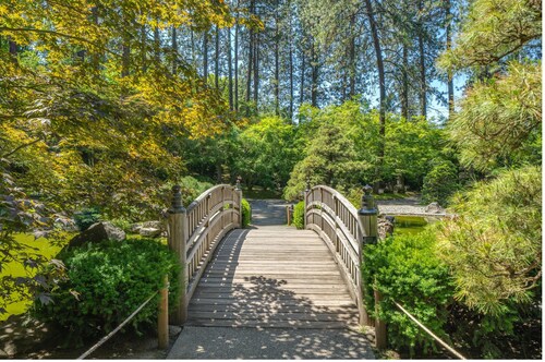 Family-Friendly 3BR Bungalow • Walk to Manito Park • Perfect Fall Retreat