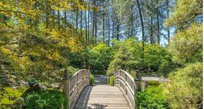 Family-Friendly 3BR Bungalow • Walk to Manito Park • Perfect Fall Retreat