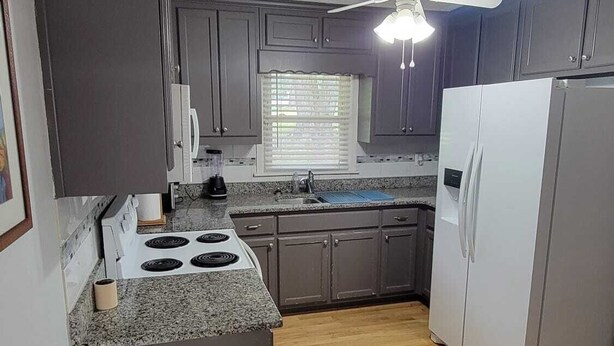 Coffee/tea maker, fridge, microwave, oven - Cozy 3BR Lawrenceville Haven close to everything (Lawrenceville)