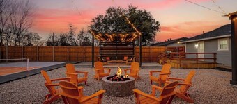 Walk to AT&T, Globe Life - Pickleball, Hot Tub, Basketball