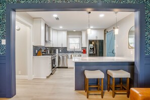 Kjøleskap, mikrobølgeovn, ovn og kokeplater