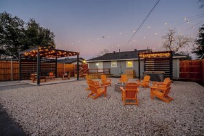 Terrace/patio - Walk to AT&T, Globe Life - Pickleball, Hot Tub, Basketball (Arlington)