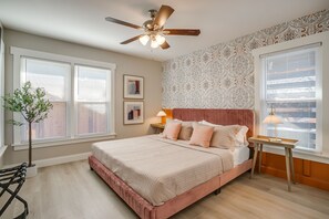 3 soverom, skrivebord, strykejern/-brett og reiseseng for barn