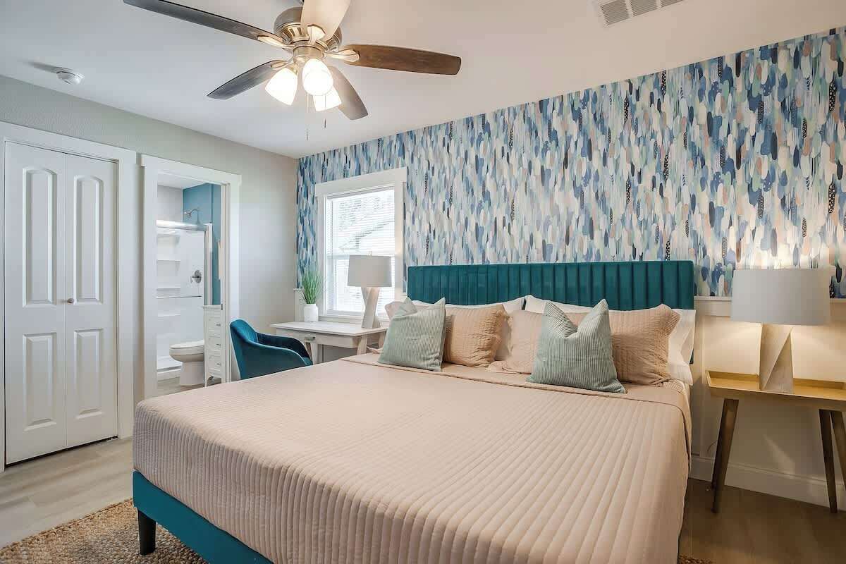 3 bedrooms, desk, iron/ironing board, travel crib