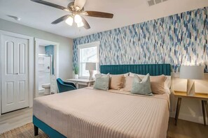 3 soverom, skrivebord, strykejern/-brett og reiseseng for barn