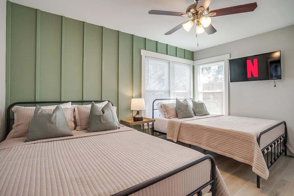 3 bedrooms, desk, iron/ironing board, travel crib