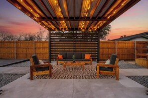 Terrace/patio - Walk to AT&T, Globe Life - Pickleball, Hot Tub, Basketball (Arlington)