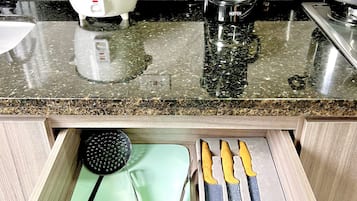 Kühlschrank, Mikrowelle, Herdplatte, Wasserkocher mit Kaffee-/Teezubehör