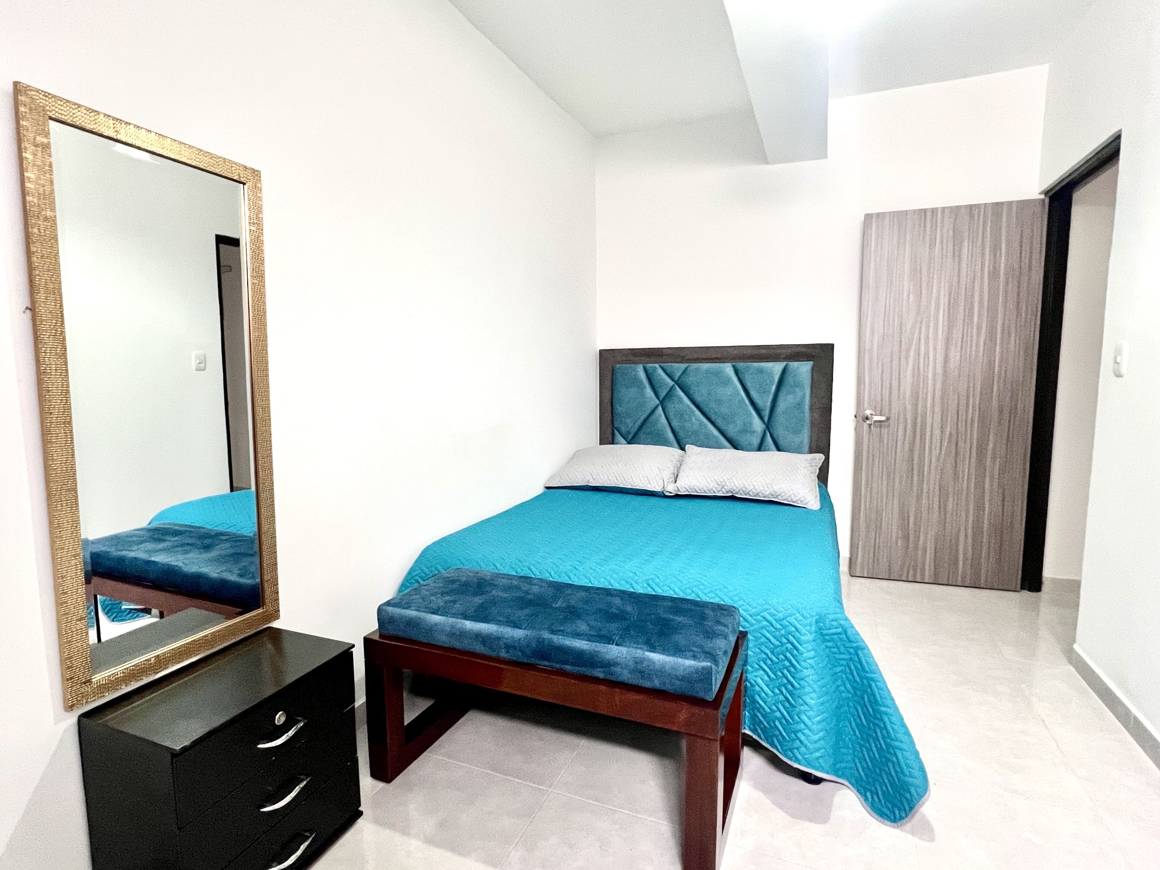 2 habitaciones, tabla de planchar con plancha, wifi y ropa de cama 