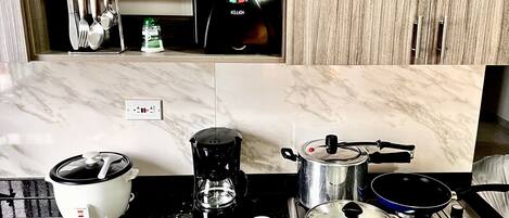 Réfrigérateur, micro-ondes, plaque de cuisson, cafetière/bouilloire