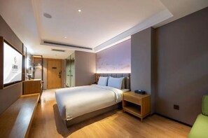 Camera Deluxe | Una scrivania, postazione laptop, tende oscuranti, ferro/asse da stiro