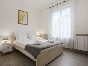 3 bedrooms, iron/ironing board, bed sheets