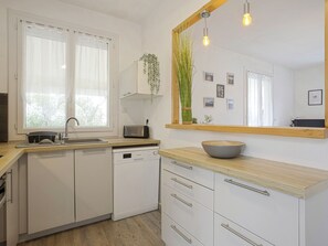 Fridge, oven, dishwasher, coffee/tea maker