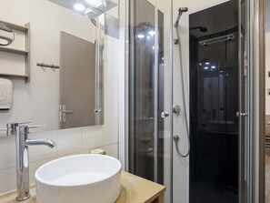 Douche, sèche-cheveux, serviettes fournies, savon