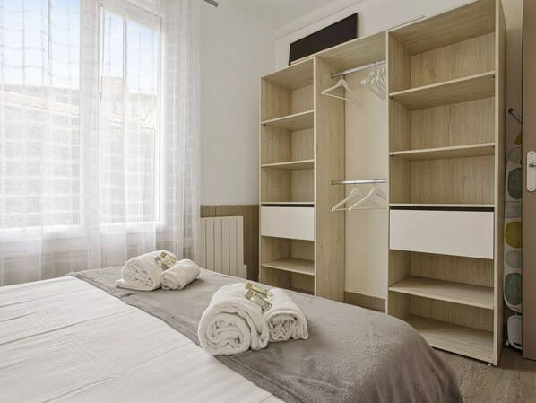 3 bedrooms, iron/ironing board, bed sheets