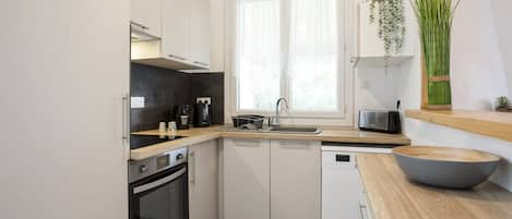 Een koelkast, een oven, een vaatwasser, een koffiezetapparaat/waterkoker